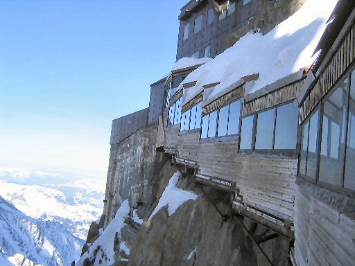 Goulotte Lafaille (3).jpg - L'arriv�e du T�l�ph�rique de l'Aiguille du Midi.